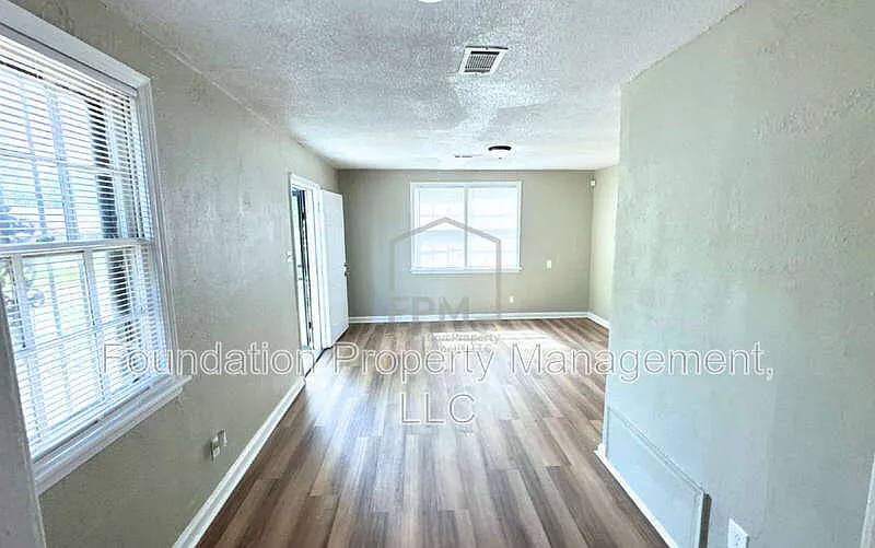 3 bed, 1.0 bath, 1204 sqft, $1,195 — Photo 3
