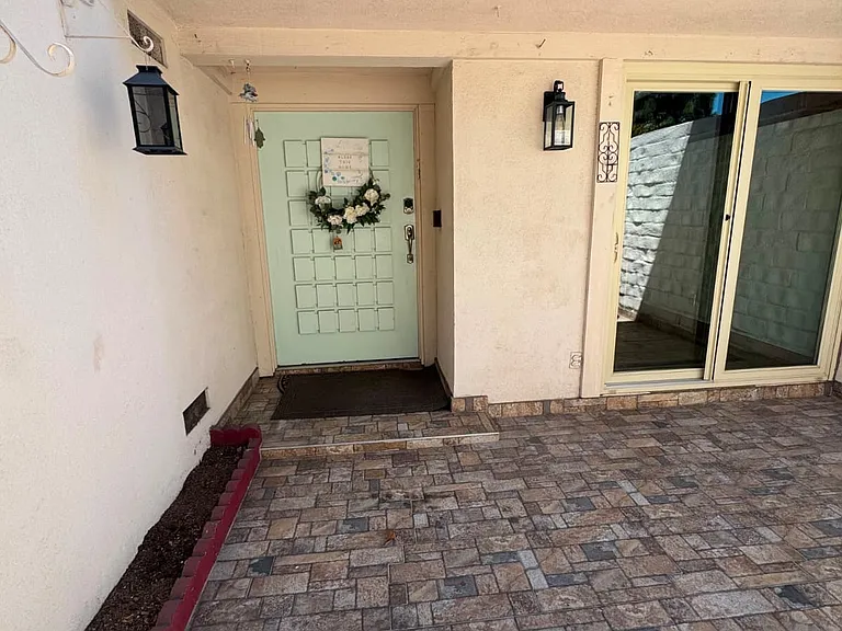 4153 W Sarah St — Photo 2