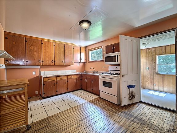 5th image of 415 W Park St