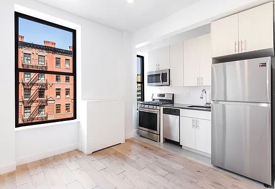 3rd image of 60 W 76th St APT 4B