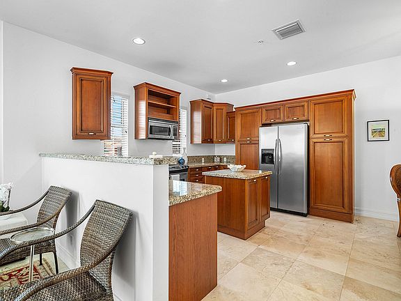 4th image of 150 NE 6th Avenue #P