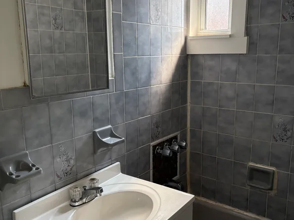 (undisclosed Address), Ridgewood, NY 11385