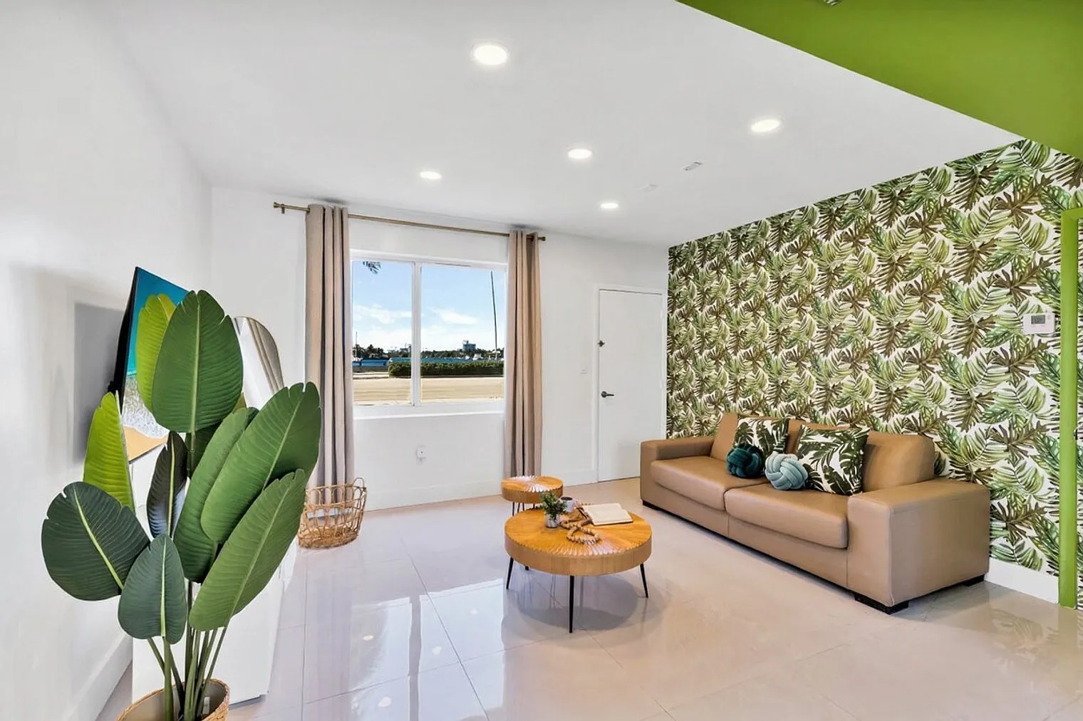 2 bed, 1.0 bath, 990 sqft, $4,578 — Photo 1