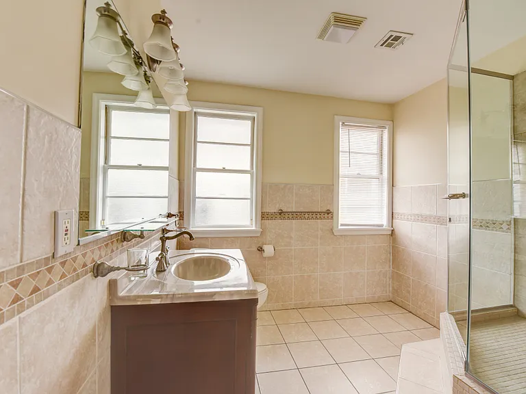 Downstairs bedroom's en suite bathroom