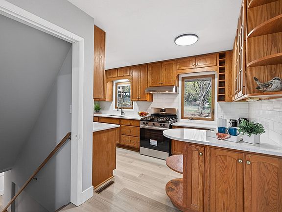 4th image of 31 Demont Ave E