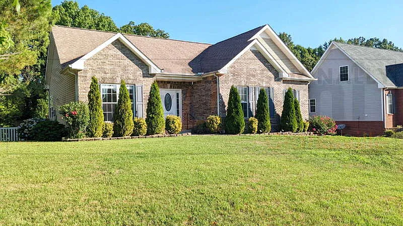 3 bed, 3.0 bath, 2219 sqft, $2,250 — Photo 3