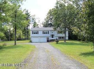 81 George St, Lee, MA 01238