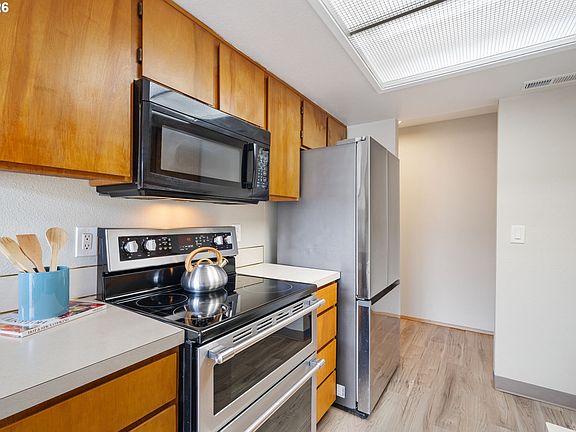 5th image of 12506 SE Stark St APT D