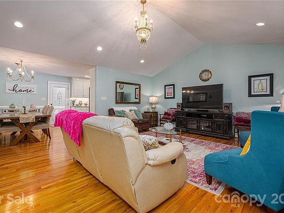 4th image of 1354 Sedgewood Ln