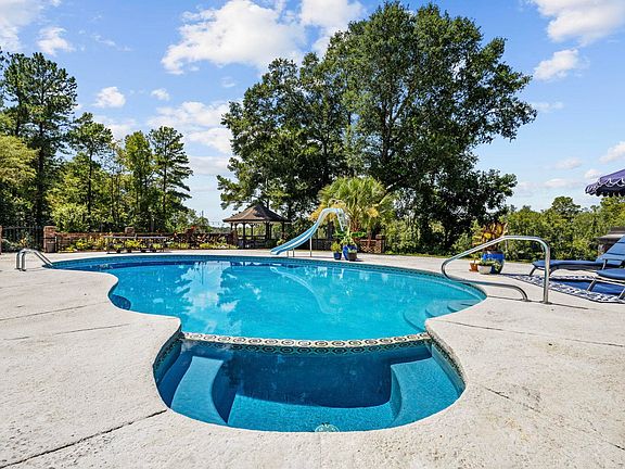 3rd image of 302 Mohican Dr.