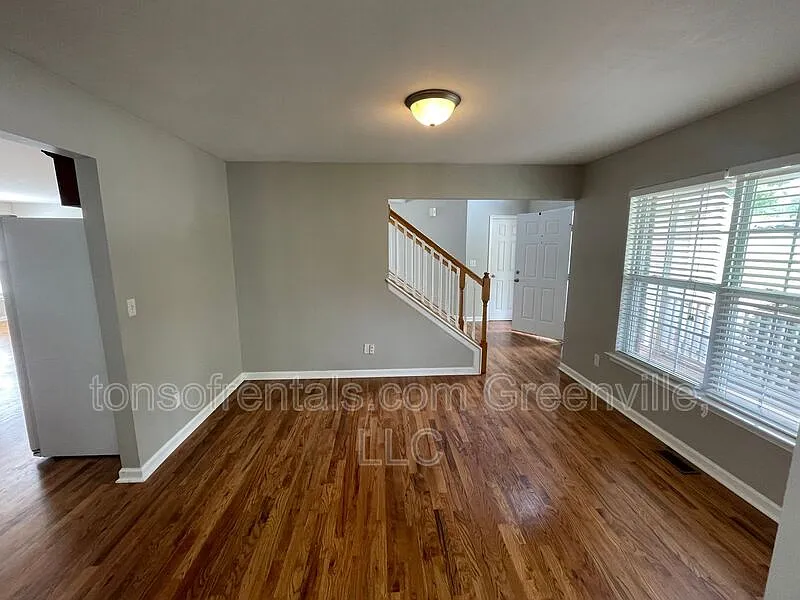 4 bed, 2.5 bath, 2400 sqft, $2,150 — Photo 4