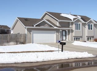 3015 Percheron Dr SE, Mandan, ND 58554
