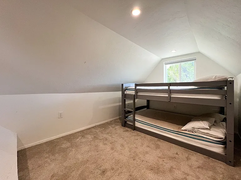 542 E Spring St — Photo 31