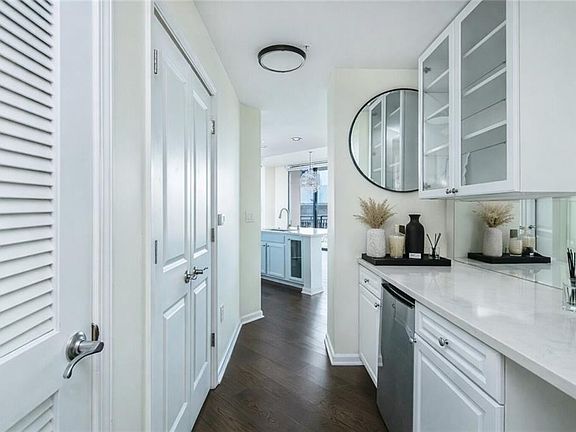 5th image of 3040 Peachtree Rd NW Unit 1003