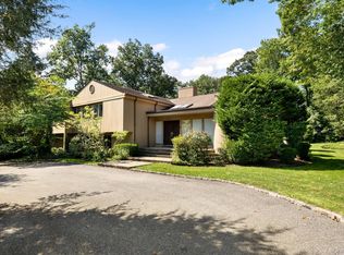 8 Kodiak Drive, Woodbury, NY 11797