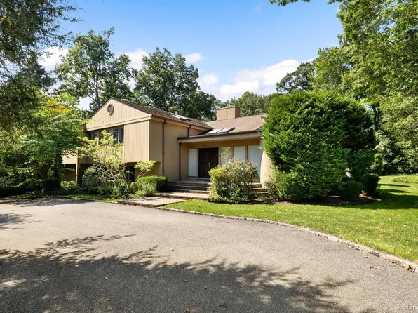 8 Kodiak Drive, Woodbury, NY 11797