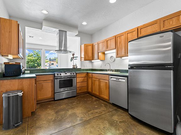 2nd image of 886 Perozzi St