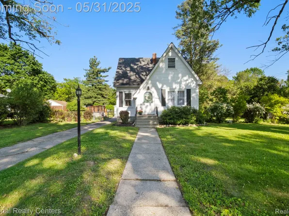 2328 Montroyal Ave, Waterford, MI 48328