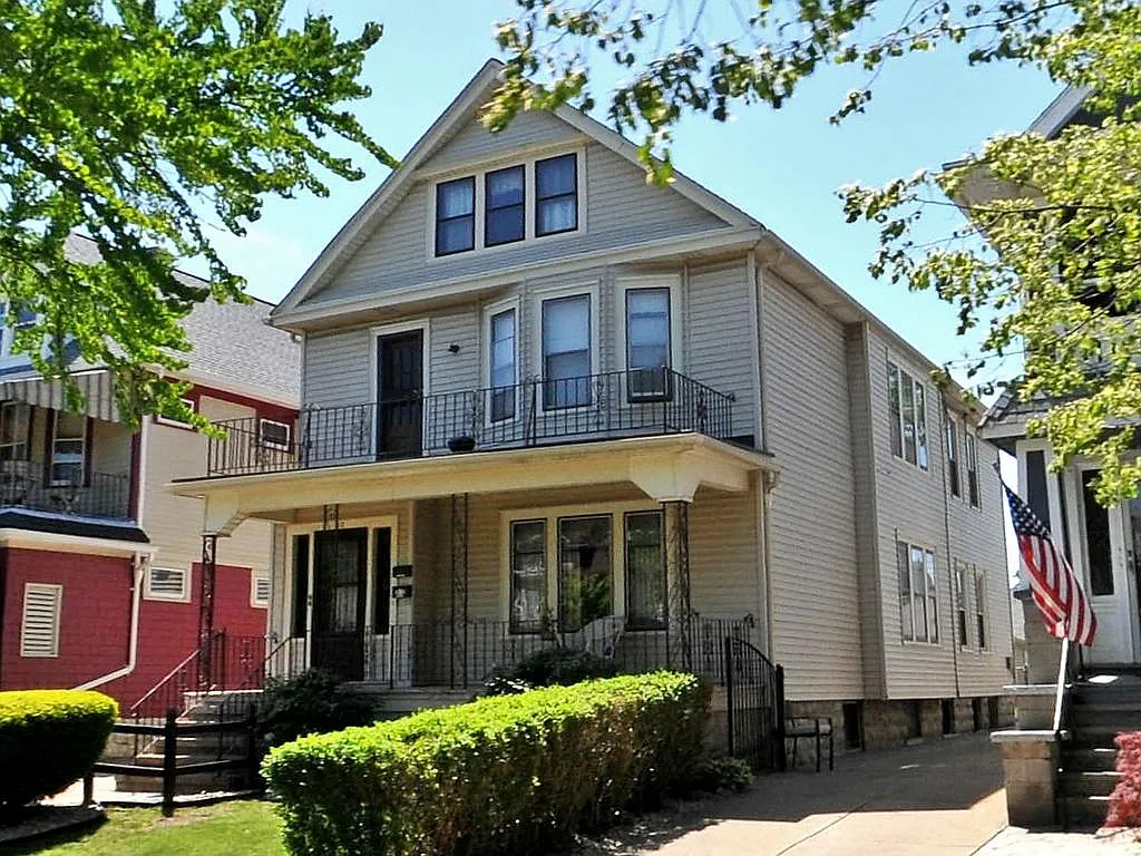 3 bed, 1200 sqft, $1,950 — Photo 1