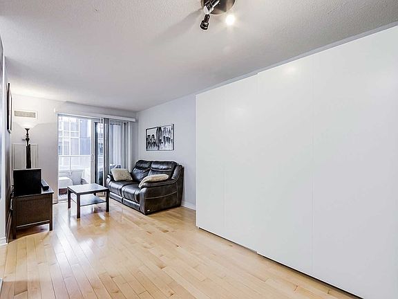 3rd image of 250 Wellington St W #1042