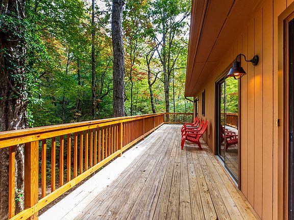 Huge deck & private lot
