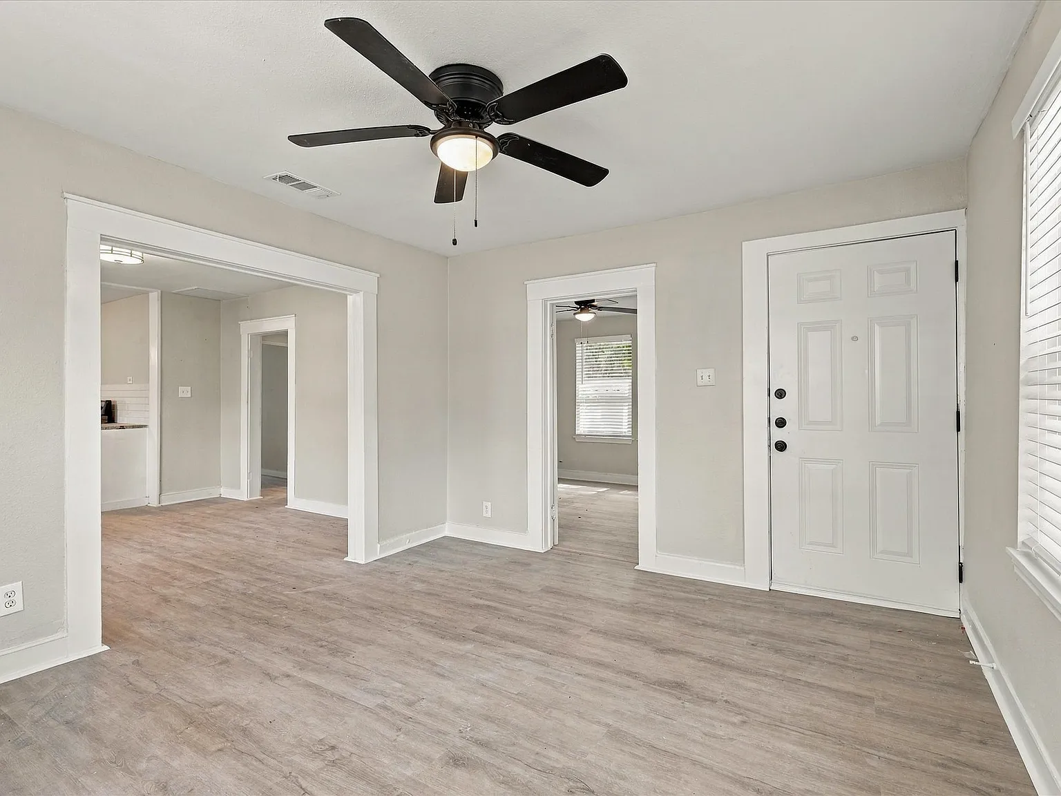 3 bed, 960 sqft, $1,750 — Photo 2