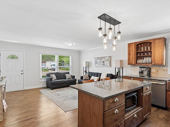 5th image of 313 Maple Ln