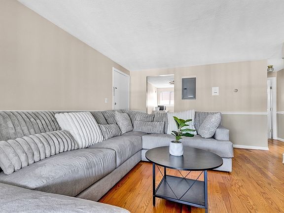 4th image of 8 Woodcrest Ct APT 6