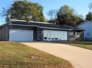 704 Park Dr, Monticello, IA 52310