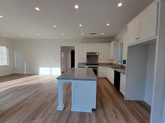 3rd image of 105 Lomita