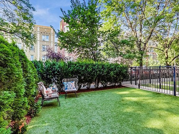 3rd image of 639 W Wrightwood Ave #5