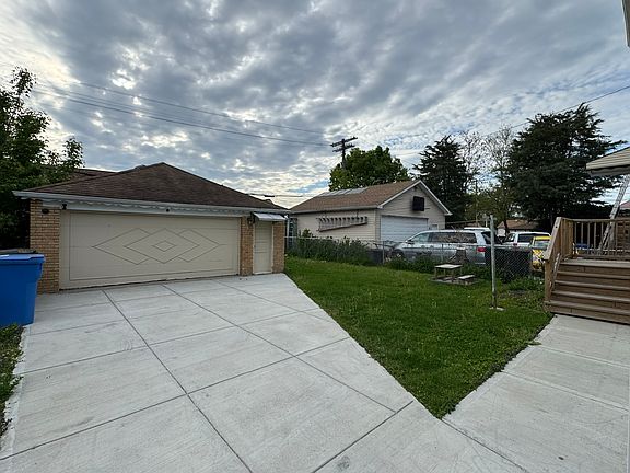 5th image of 3030 N Oleander Ave