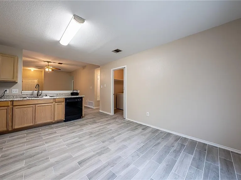 1607 Greening Way — Photo 8