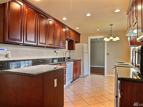 4th image of 9721 Lawndale Ave SW