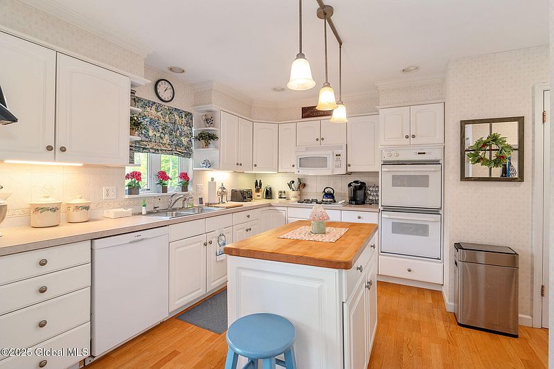 3rd image of 1401 Balltown Road