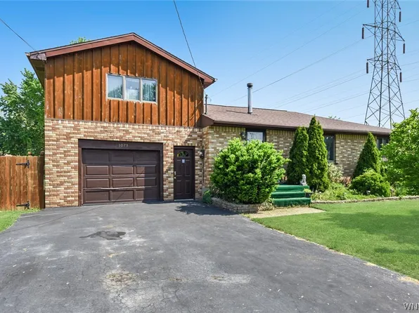 1073 Divide Rd, Niagara Falls, NY 14305