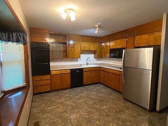 Kitchen -all appliances stay