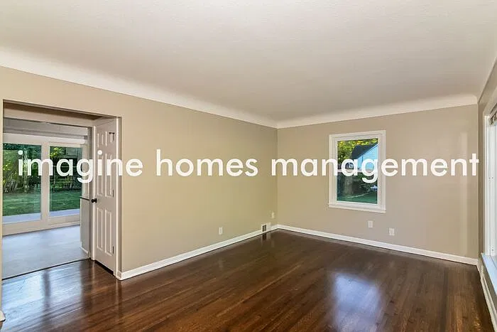 3 bed, 1.0 bath, 1465 sqft, $2,400 — Photo 3