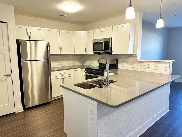 Signature Pointe Apartment Homes — Photo 9