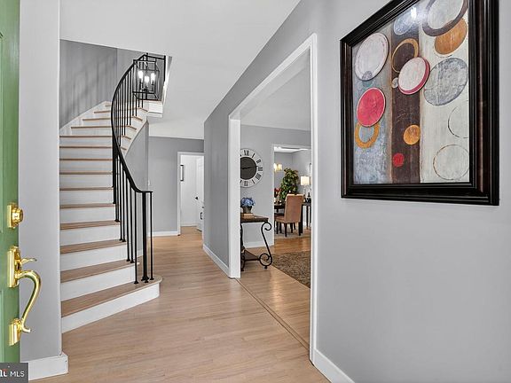 4th image of 8532 Lakinhurst Ln