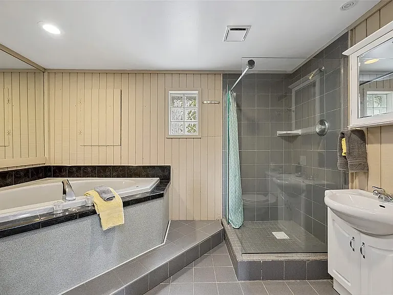 4530 Woodview Dr NE — Photo 13
