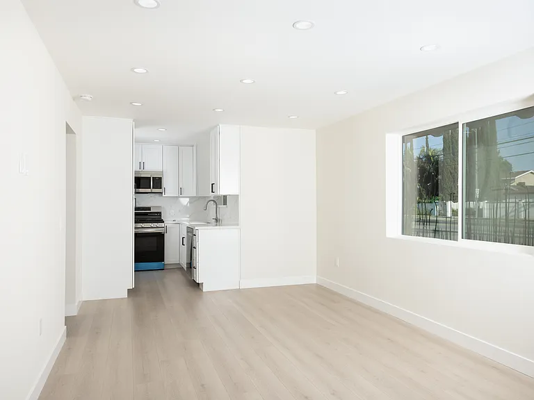 22347 Vanowen St — Photo 7