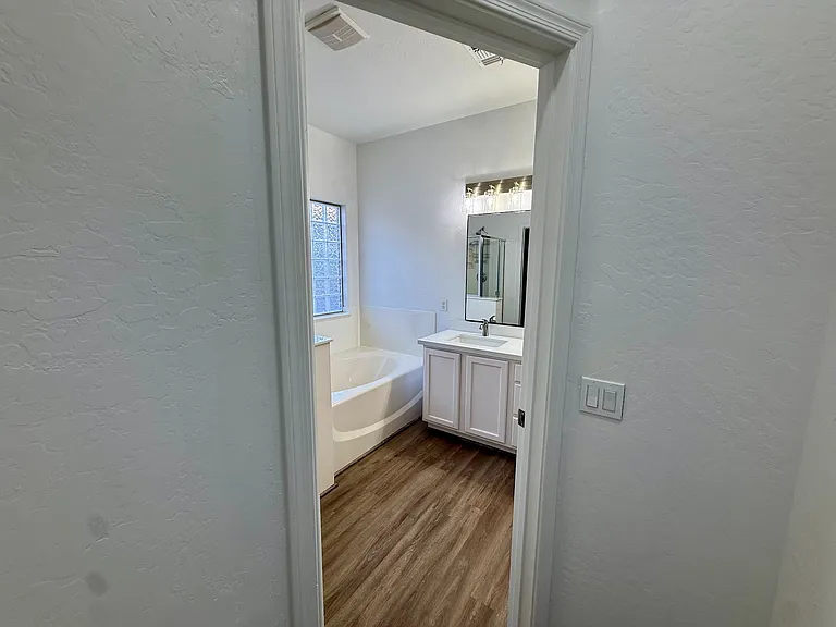 15238 W Custer Ln — Photo 2