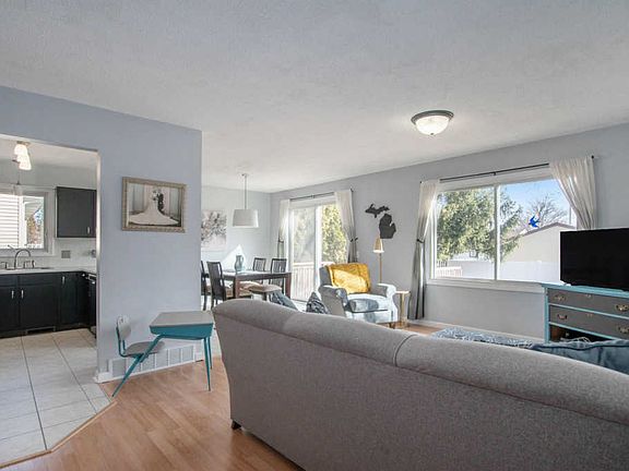 4th image of 3450 Fuller Ave NE