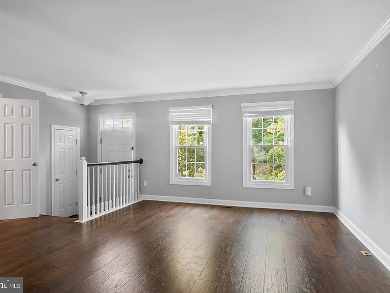 7439 Heatherfield Ln — Photo 3