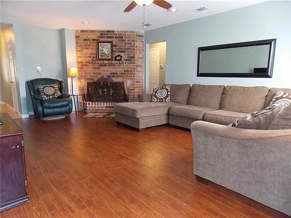 3rd image of 211 N Queens Dr