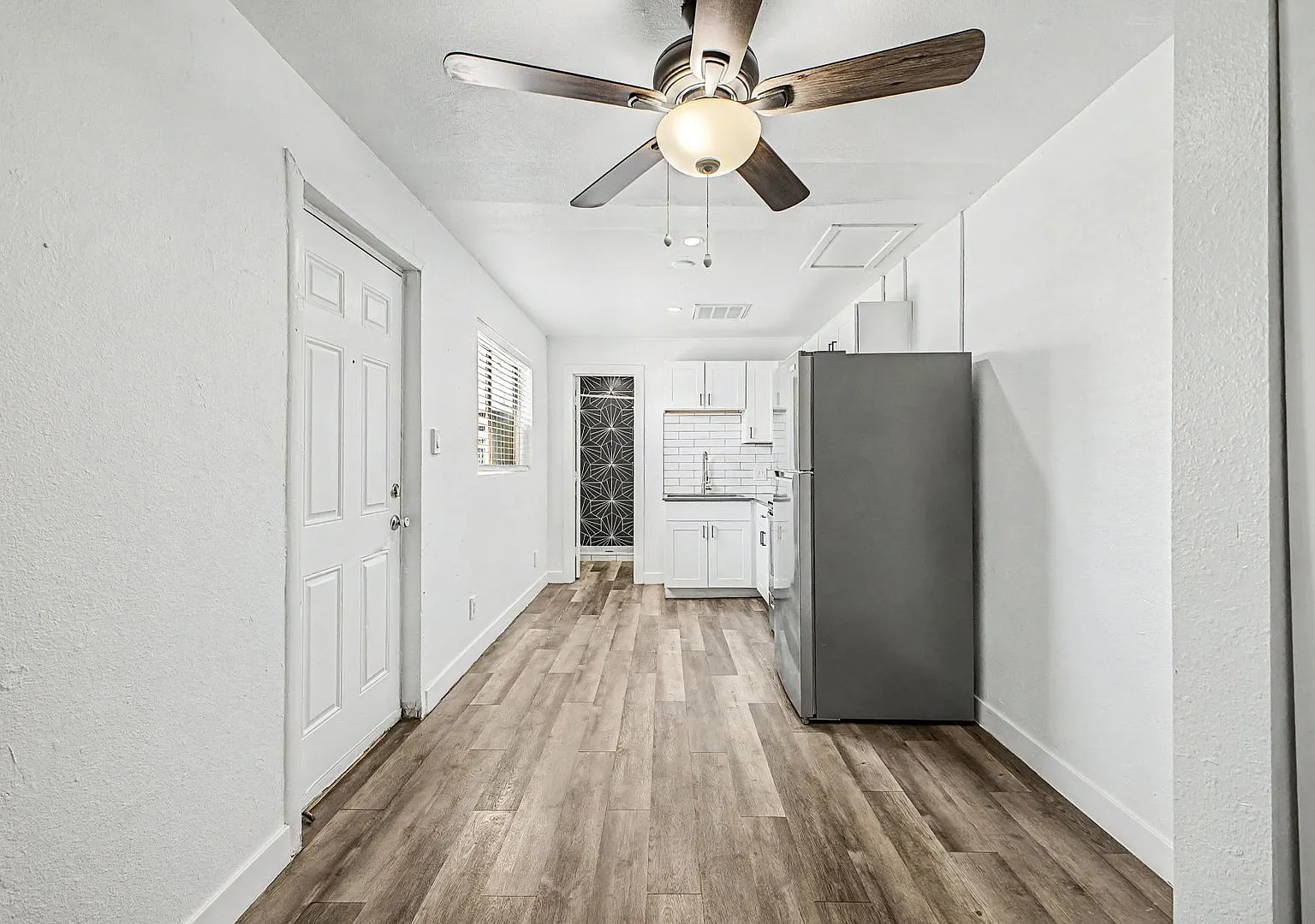 4 weeks of free rent! - Studio Near Grand Canyon University with washer/dryer! — Photo 3