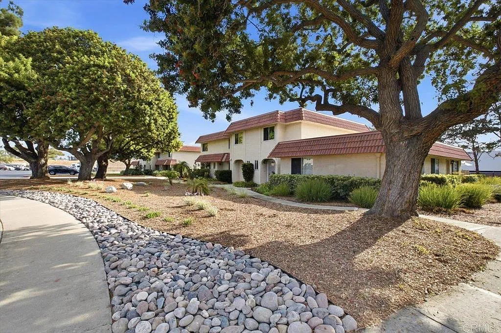 2 bed, 1.5 bath, 1068 sqft, $3,100 — Photo 2