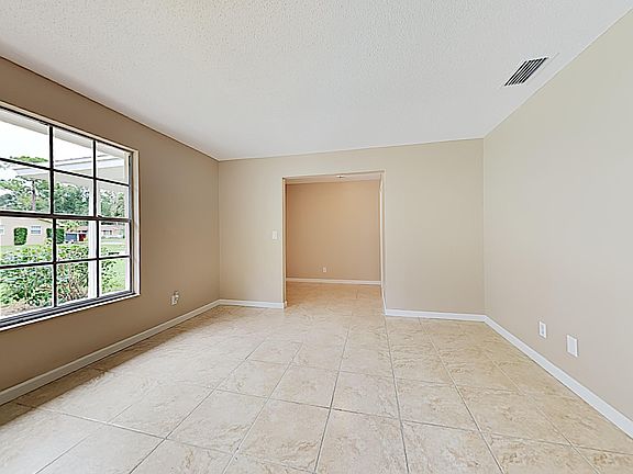 3rd image of 816 Lindenwood Cir W