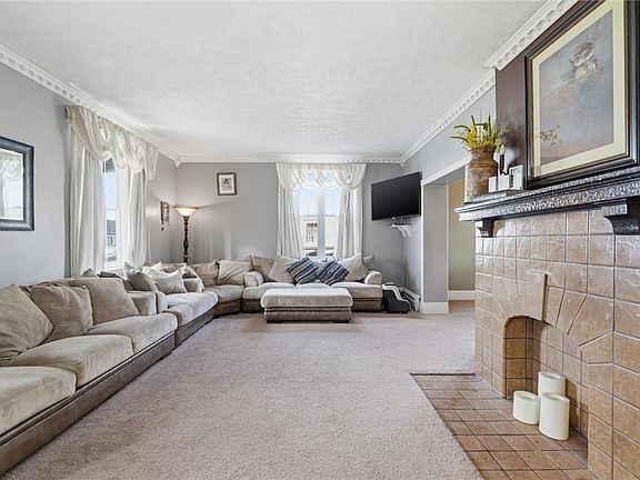5th image of 425 Parkinson St